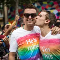 Secara gamblang Sosiolog Budaya Universitas Indonesia, Devie Rahmawati mengungkapkan penyebab semakin maraknya LGBT di Indonesia.
