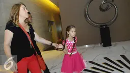 Isabella Damla Guvenilir, pemeran Elif terlihat antusias saat mulai memasuki kantor Liputan6.com, Jakarta, Senin (24/8/2015). (Liputan6.com/Faisal R Syam)