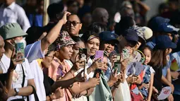 Masjid Istiqlal dipadati warga jelang kedatangan Paus Fransiskus. (Tiziana FABI / AFP)