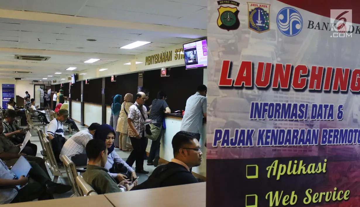 Suasana di Samsat DKI Polda Metro Jaya, Jakarta, Rabu (21/6). Polda Metro Jaya bersama Bank DKI meluncurkan aplikasi dan web Informasi data dan pajak kendaraan. (Liputan6.com/Angga Yuniar)