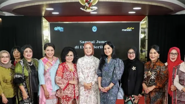 Gaya Elegan Annisa Pohan Padukan Batik dengan Tas Branded Rp44 Jutaan
