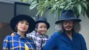 Bersama anak dan suaminya,pemeran Asih di film Danur ini tampil kompak dengan kemeja bernuansa kotak-kotak. Tak lupa topi fedora bewarna hitam sebagai pemanis. Kece banget ya!(Liputan6.com/IG/@shareefadaanish)lannel