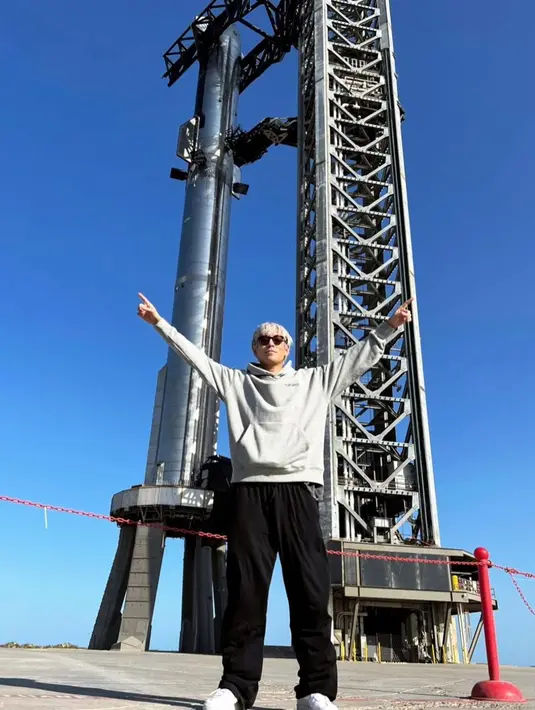 Tak hanya itu saja, pelantun Doom Dada ini beberapa kali mengunggah foto dengan latar sebuah roket milik SpaceX. Meski begitu, hingga kini masih belum diketahui dengan pasti kapan TOP bersama warga sipil lainnya akan bertolak ke luar angkasa. (Liputan6.com/IG/@choi_seung_hyun_tttop)