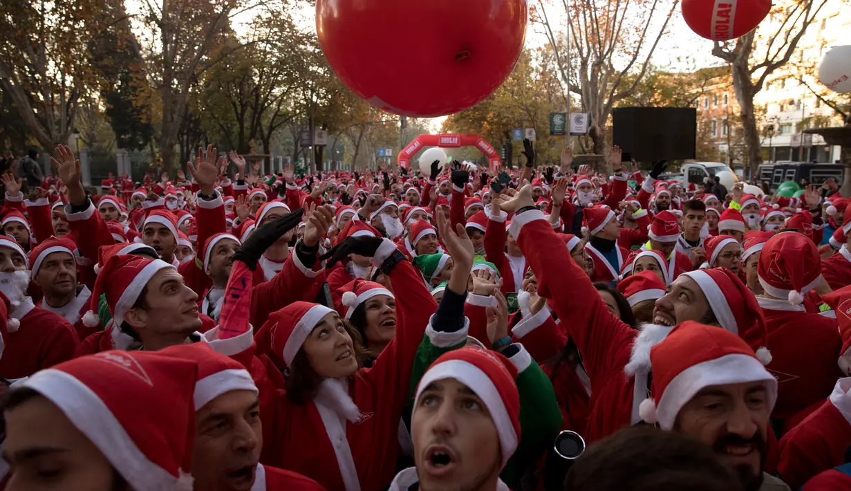 Orang-orang mengenakan kostum Sinterklas berkumpul di garis start untuk mengambil bagian dalam Santa Claus Run di Madrid, Spanyol, Minggu (9/12). Ribuan memeriahkan acara yang sudah diselenggarakan sejak 7 tahun yang lalu. (AP/Emilio Morenatti)
