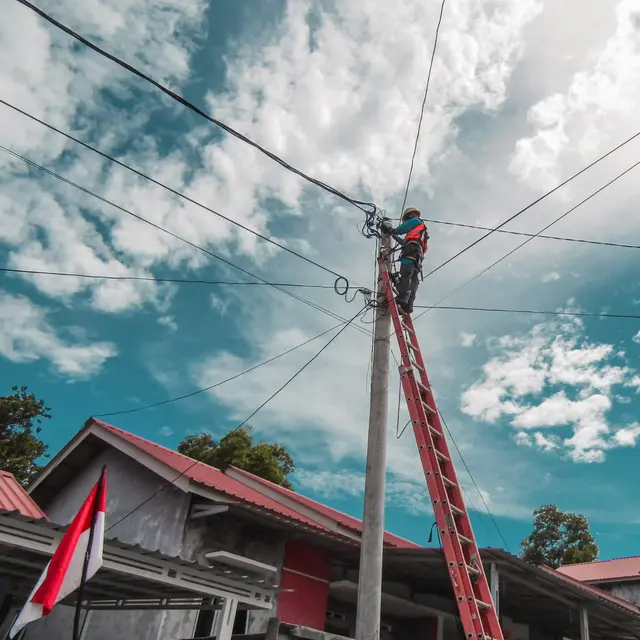 PT PLN (Persero) memastikan seluruh kabel yang semrawut di jalanan bukan milik mereka. (Dok PLN)