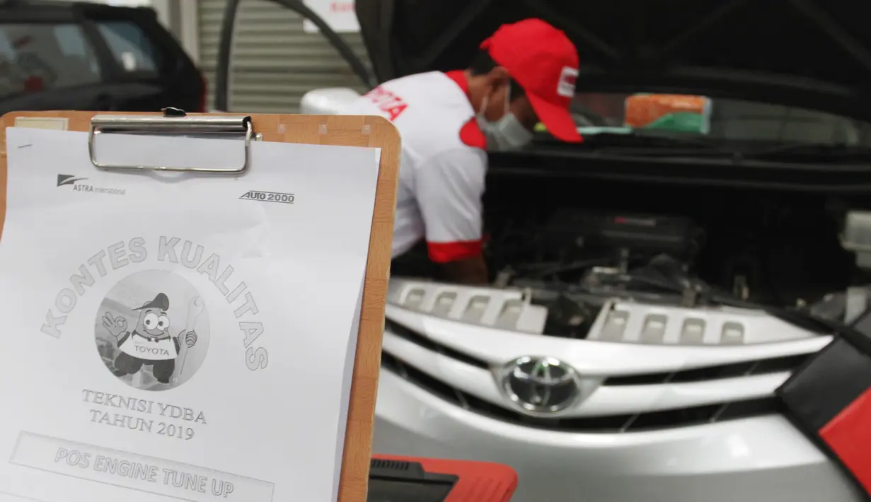 Peserta menjalani tes perbaikan mobil dalam  kontes mekanik di Sunter, Jakarta Utara, Sabtu(12/1). Kontes ini mencari mekanik terbaik dalam hal teori, praktik engine dan praktik perbaikan kendaraan. (Liputan6.com/HO/Eko)
