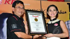 Penyanyi Andien menerima penghargaan rekor Museum Rekor Dunia Indonesia (MURI) untuk kategori Soundtrack Terbanyak Dalam Satu Album, Jakarta, Selasa (24/2/2015). (Liputan6.com/Panji Diksana)