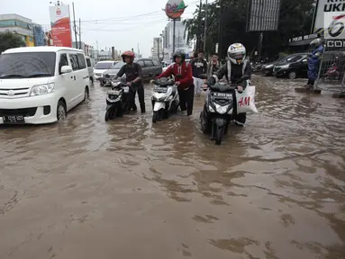 Puluhan motor mogok saat melintasi banjir di Jalan Boulevard Barat Raya, Kelapa Gading, Jakarta, Kamis (15/2). Hujan lebat yang mengguyur Jakarta sejak pagi hingga sore hari mengakibatkan sejumlah wilayah terendam banjir. (Liputan6.com/Arya Manggala)