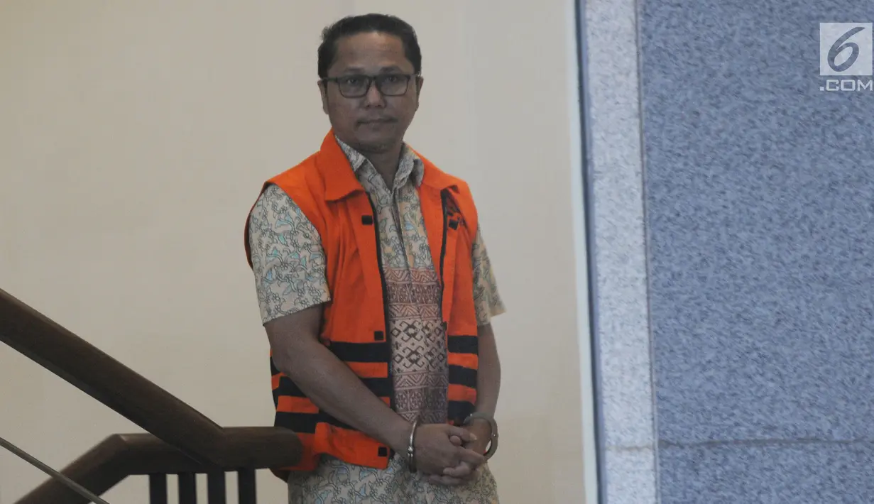 Kepala Bidang Perikanan Tangkap DKP Pemprov Kepri, Budi Hartono menuju ruang pemeriksaan di Gedung KPK, Jakarta, Selasa (6/8/2019). Budi Hartono diperiksa dalam kapasitasnya sebagai tersangka kasus suap izin reklamasi di Kepri. (merdeka.com/Dwi Narwoko)