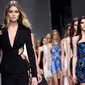 Model asal Amerika Serikat, Gigi Hadid berlenggang di atas catwalk memamerkan busana koleksi Atelier Versace dalam rangkaian Paris Haute Couture Fashion Week Spring-Summer 2016 di Paris, Minggu (24/1). (AFP PHOTO / Miguel Medina)