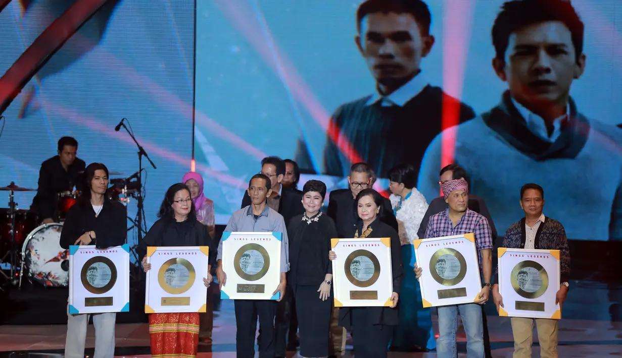 Selain itu, 'Sendiri Lagi', 'Kisah Cintaku' yang dipopulerkan Chrisye, single Ramadan 'Sajadah Panjang' dari Bimboo. Lalu 'Biarku Sendiri' dari The Mercys dan 'Tinggalah Diriku Sendiri' yang dipopulerkan dari mendiang Nike Ardila. (Adrian Putra/Bintan