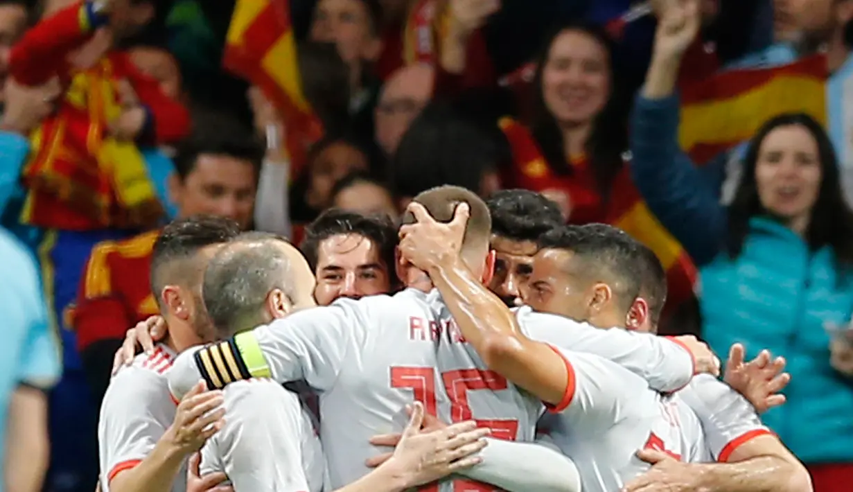 Pemain timnas Spanyol merayakan gol kedua yang diciptakan Isco Alarcon saat pertandingan persahabatan melawan Argentina di stadion Wanda Metropolitano di Madrid (27/3). (AP Photo / Paul White)