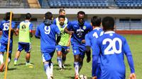 Michael Essien gabung latihan Persib, Selasa (20/2/2018). (Bola.com/Erwin Snaz)