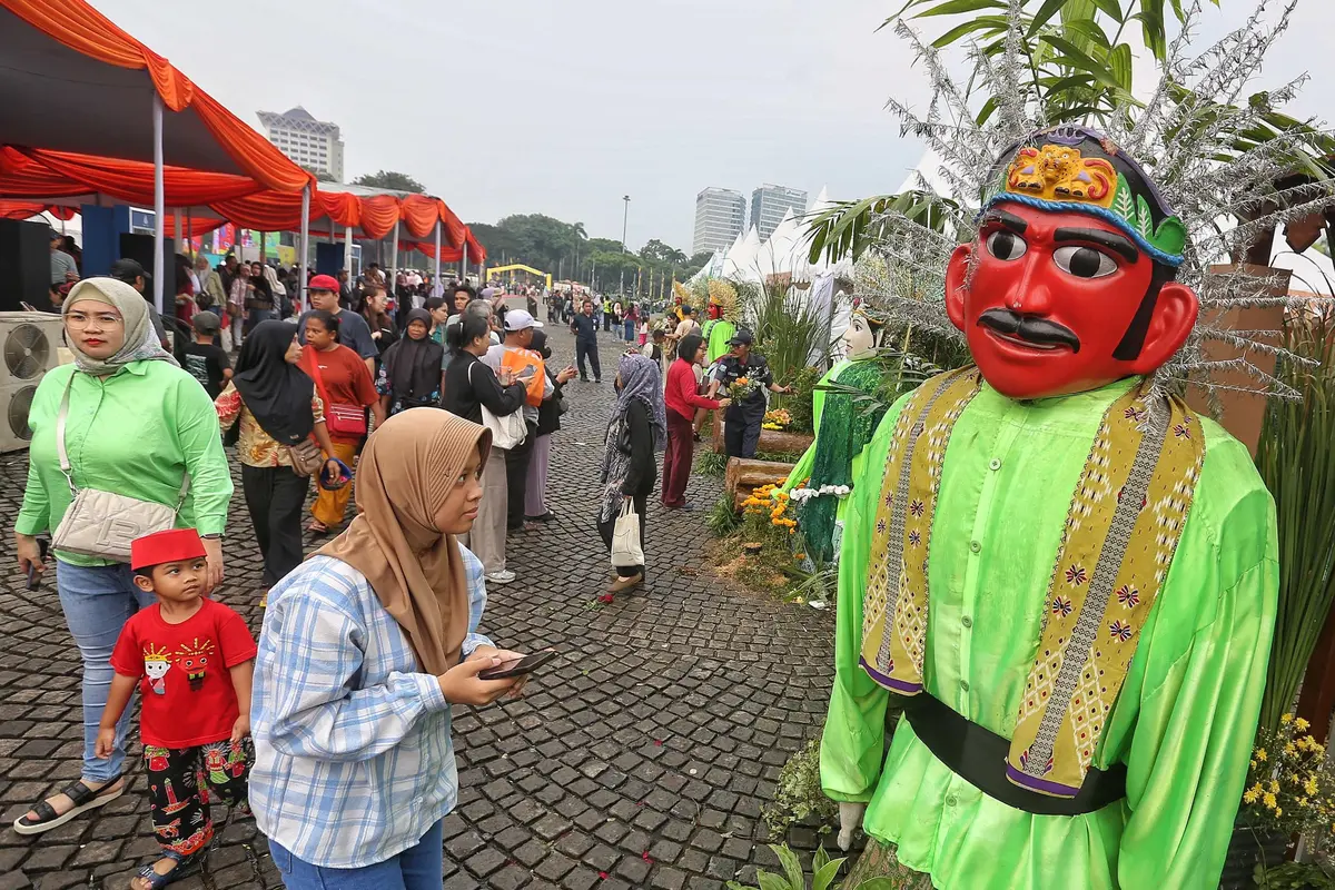 Warga Jakarta dan Sekitarnya Padati Perayaan Lebaran Betawi 2025 di Monas