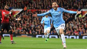 Gelandang Manchester City, Bernardo Silva, berselebrasi setelah mencetak gol ke gawang Manchester United dalam laga lanjutan Liga Inggris di Stadion Old Trafford, Rabu (24/4). Laga Man United vs Man City berakhir dengan kemenangan 2-0 untuk tim asuhan Josep Guardiola. (AP/Jon Super)