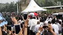 Warga berdesakan melihat prosesi pemakaman Presiden ke-3 RI BJ Habibie di TMP Kalibata, Jakarta, Kamis (12/9/2019). Proses pemakaman Habibie terbuka untuk umum. (Liputan6.com/Helmi Fithriansyah)
