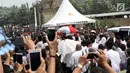 Warga berdesakan melihat prosesi pemakaman Presiden ke-3 RI BJ Habibie di TMP Kalibata, Jakarta, Kamis (12/9/2019). Proses pemakaman Habibie terbuka untuk umum. (Liputan6.com/Helmi Fithriansyah)