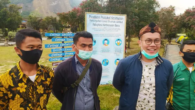 Graha Kaban dan beberapa stafnya tengah memberikan penjelasan kepada wartawan, seputar lokasi wisata TWA Papandayan, Garut, Jawa Barat.