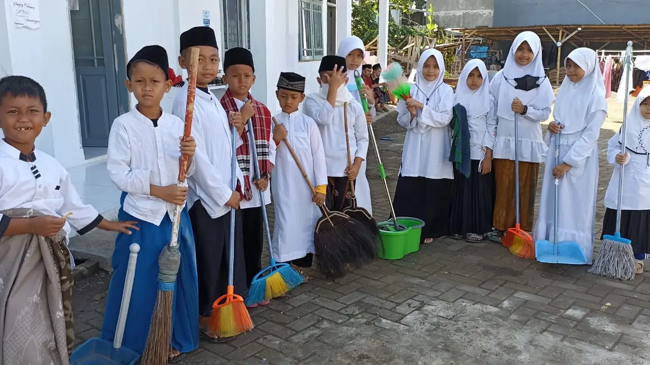 Pesantren Terbersih tingkat Jawa Barat. Melalui program Ketawa, puluhan santri Pondok Pesantren Terpadu Cintaraja, kabupaten Tasikmalaya, terbiasa membersihkan halaman pesantren tempat di mana mereka menempuh pendidikan agama.