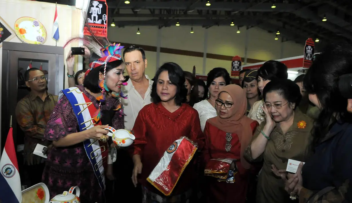Usai pembukaan, Iriana Joko Widodo melanjutkan meninjau pameran didampingi Mufidah Jusuf Kalla, Megawati Soekarnoputri, Jakarta, Rabu (19/11/2014). (Liputan6.com/Herman Zakharia)