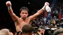 Petinju asal Filipina, Manny Pacquiao merayakan kemenangannya melawan Adrien Broner dalam pertandingan tinju kelas welter WBA di Las Vegas (19/1). Pacquiao  menang lewat kemenangan angka mutlak, 117-111, 116-112, dan 116-112. (AP Photo/John Locher)