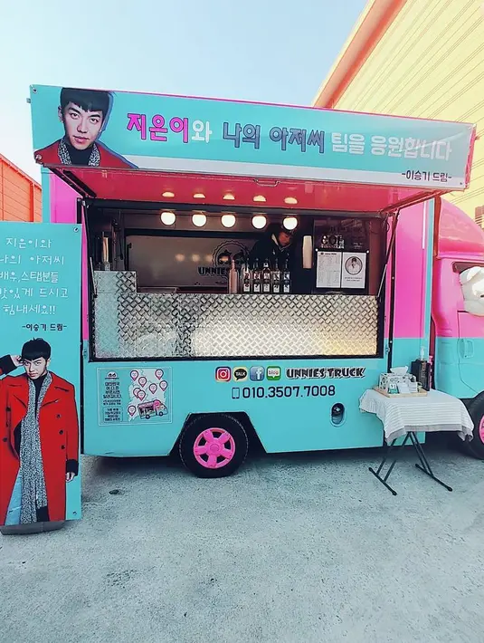 Food truck itu sendiri dikirim Lee Seung Gi ke lokasi syuting drama terbaru IU, My Ahjussi. Tampaknya pemain drama Korean Odyssey ini ingin memberikan dukungan kepada Iu dan para kru drama My Ahjussi. (Foto: soompi.com)