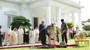 Suasana prosesi penanaman pohon yang dilakukan oleh Raja Salman di halaman tengah halaman tengah Istana Merdeka, Jakarta, Kamis (2/3). (Liputan6.com/Angga Yuniar)