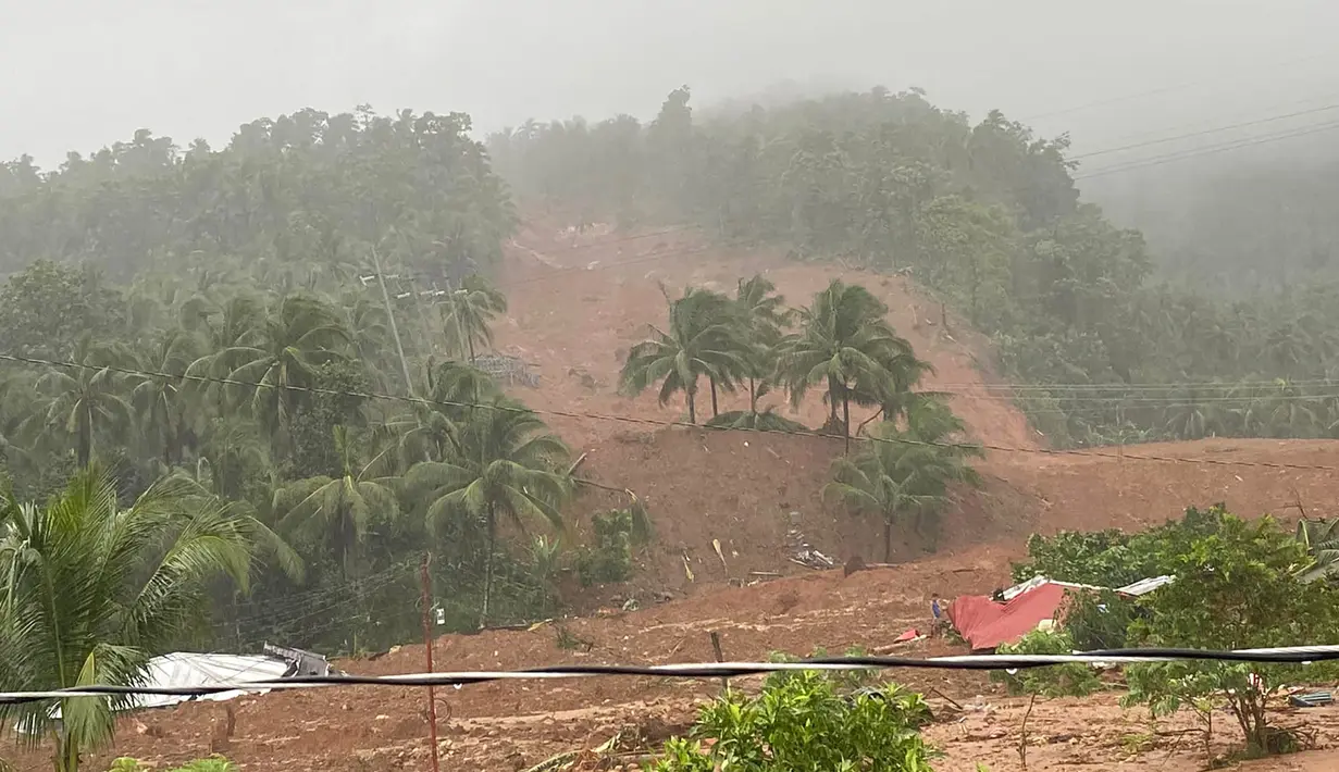 Rumah-rumah terkubur dalam lumpur setelah tanah longsor melanda Desa Bunga di Kota Baybay, Provinsi Leyte Selatan, Filipina, 11 April 2022. Tanah longsor terjadi setelah hujan lebat yang dibawa oleh badai tropis Agaton. (Hannah Cala Vitangcol/AFP)