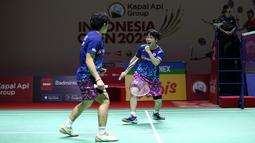 Ekspresi pebulu tangkis Jepang, Ayato Endo (kanan) saat melawan pebulu tangkis ganda putra Indonesia, Leo Rolly Carnando/Daniel Marthin pada babak 32 besar Indonesia Open 2023 di Istora Senayan, Jakarta, Selasa (13/06/2023). Wakil Jepang,  Ayato Endo/Yuta Takei kalah dengan skor 21-23, 21-8, 12-21. (Bola.com/Bagaskara Lazuardi)