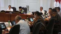 Presiden Joko Widodo didampingi Wakil Presiden Ma'ruf Amin memimpin rapat terbatas di Kantor Presiden, Jakarta, Senin (9/12/2019). Ratas tersebut membahas pelaksanaan program kredit usaha rakyat tahun 2020. (Liputan6.com/Angga Yuniar)