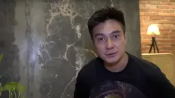 Baim Wong tidak menerangkan kapan dan di mana pertemuan yang membahas HAKI itu terjadi. Obrolan bintang sinetron Catatan Hati Seorang Istri dengan Jeje Seblew, Kurma, Bonge, dan Roy Citayam berlangsung intens. “Ternyata mereka sudah punya manajer masing-masing. Akhirnya saya mengobrol sesuai dengan… Karena ini kita mau buat serius. Saya bilang sama mereka, saya akan buat ini untuk kalian,” katanya. (Foto: Dok. YouTube Baim Paula)