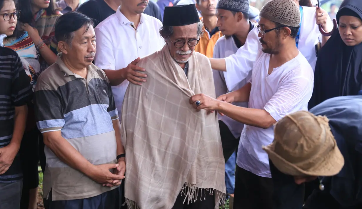 "Silahkan, saya sudah ikhlas," ujarnya kemudian. Pengurukan dimulai. Beberapa selebriti terlihat hadir ikut mengantarkan ke peristirahatan terakhirnya. (Adrian Putra/Bintang.com)