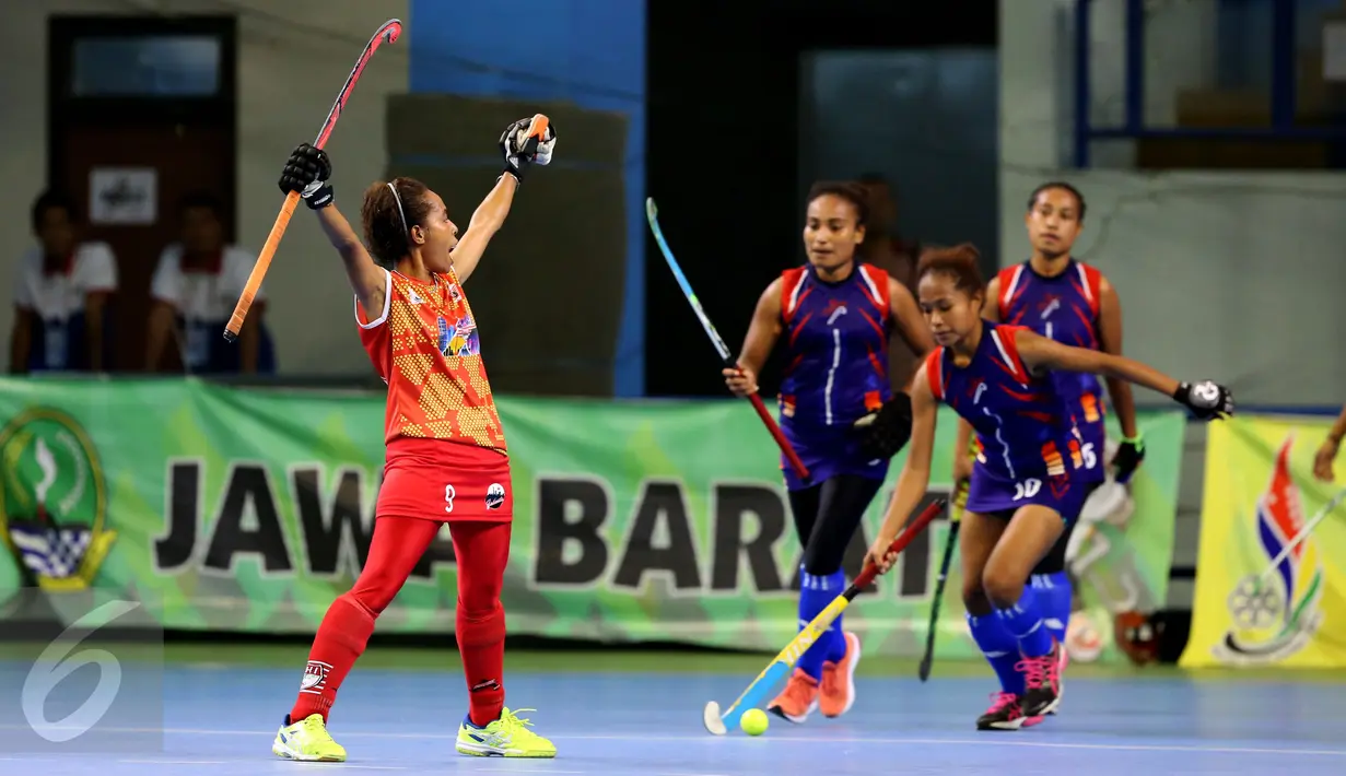 Pemain tim hoki putri DKI Jakarta, Novita Natalis Since Sada bersorak usai memastikan kemenangan melawan Papua di final PON XIX Jabar di Gymnasium UPI, Bandung, Senin (19/9/2016). DKI Jakarta unggul 4-2. (Liputan6.com/Helmi Fithriansyah)