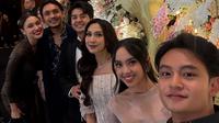 Potret tamu artis di pernikahan Arbani Yasiz dan Raissa Ramadhani. [IG: @giorgino_abraham]