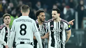 Pemain Juventus Cedera Ditabrak Fans Saat Invasi Lapangan Pramusim