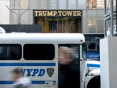 Bus Departemen Kepolisian New York berada di luar Trump Tower di New York City pada Senin (3/4/2023). (Photo by Stefani Reynolds / AFP)