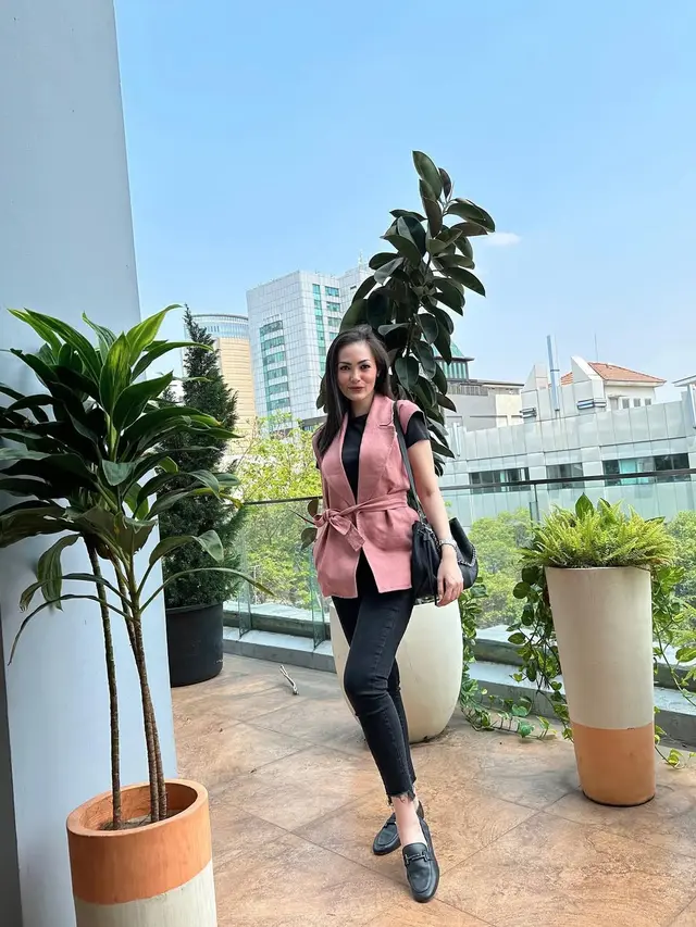 6 Gaya Kasual Elegan Christy Jusung yang Bikin Awet Muda di Usia 42 Tahun