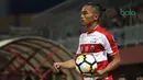 6. Andik Rendika Rama (Madura United) - Rendika Rama adalah satu bek kiri yang selalu tampil konsisten sepanjang musim ini. Sejak membela Madura United pada 2017, pemain berusia 26 tahun ini telah membukukan 69 penampilan di Liga 1.(Bola.com/Aditya Wany)