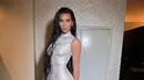 <p>Sementara Kim Kardashian tampil glamor dalam balutan gaun sleeveless bodycon dress warna silver yang berkilauan dari Balenciaga. (Instagram/kimkardashian).</p>
<div id="gtx-trans" style="position: absolute; left: 87px; top: 46.6667px;"> </div>