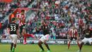 Graziano Pelle mencetak gol kedua Southampton ke gawang MU dalam lanjutan Liga Premier Inggris di Stadion St. Mary, Southampton, Minggu (20/9/2015). (Reuters/Stefan Wermuth)