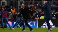 Pelatih Barcelona, Luis Enrique (tengah) berlari merayakan kemenangan usai pertandingan melawan PSG pada leg kedua babak 16 besar Liga Champions di Stadion Camp Nou, Spanyol (8/3). Barcelona menang 6-1 atas PSG. (AFP Photo / Josep Lago)