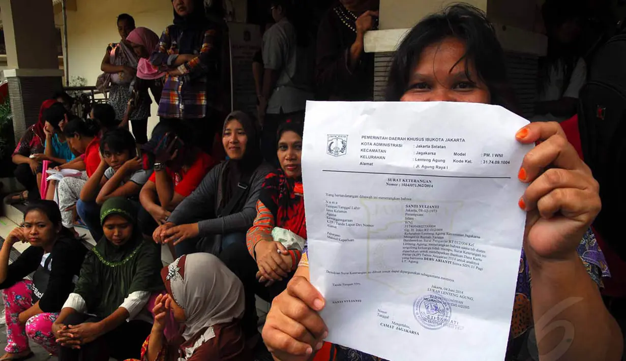 Seorang warga tampak menunjukkan surat keterangan tidak mampu sebagai syarat memperoleh KJP di Kantor Kelurahan Lenteng Agung, Jakarta, Rabu (4/6/14). (Liputan6.com/Miftahul Hayat)