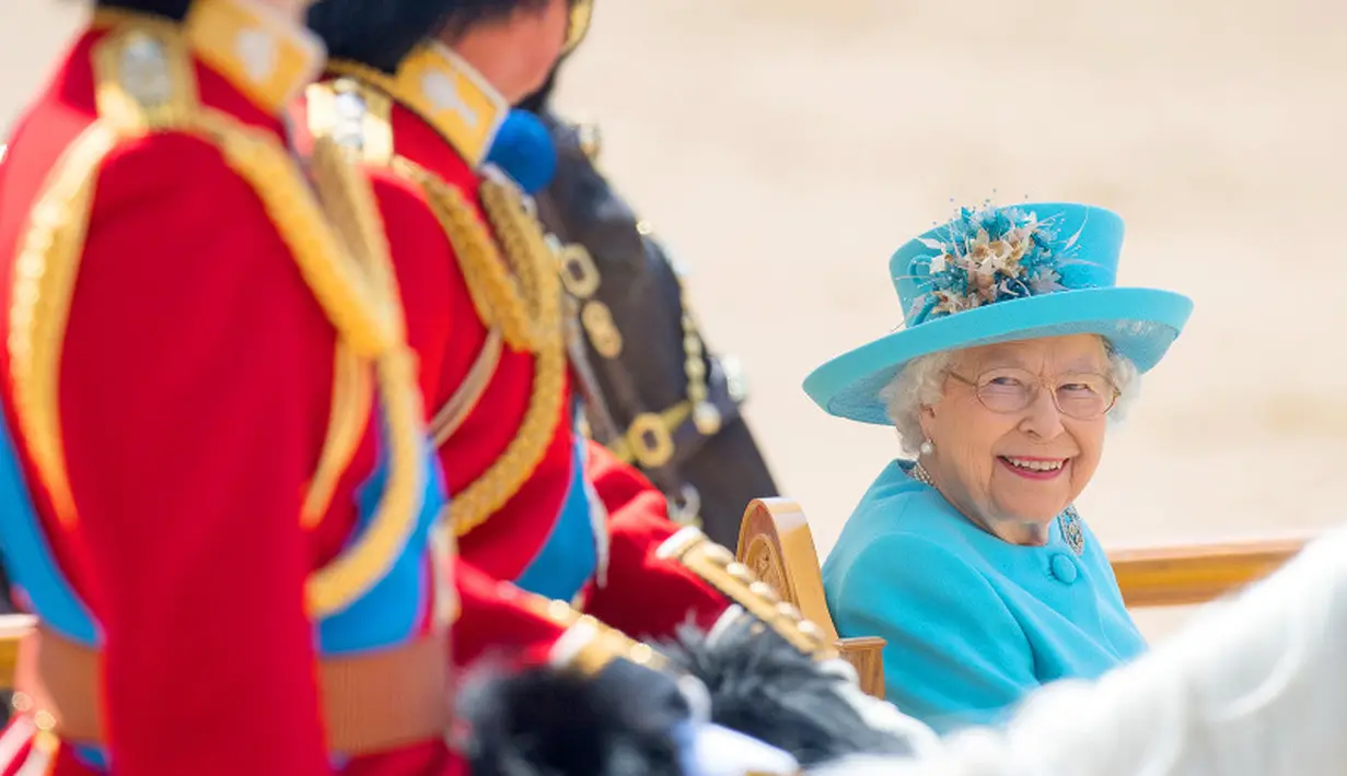 Ratu Elizabeth sendiri terlihat sangat bahagia dan menkmati perjalanannya di kereta kuda. (PA Images/INSTARimages.com/Cosmopolitan)