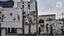 Warga melihat karya foto yang ditampilkan dalam pameran Lensa Anak Terminal di Terminal Depok Baru, Jawa Barat, Minggu (12/12/2021). Pameran tersebut mengisahkan potret kehidupan di Terminal Depok Baru dan sekitarnya dari sudut pandang anak-anak terminal. (merdeka.com/Iqbal S Nugroho)