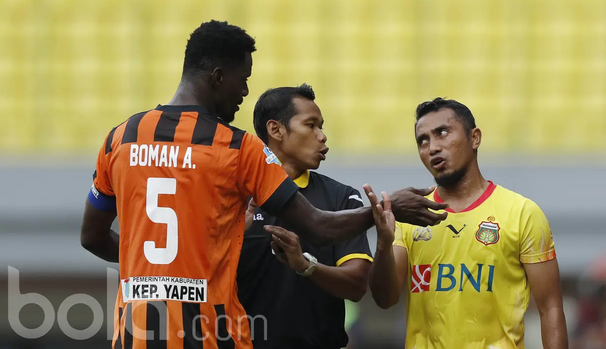 Kapten Bhayangkara FC, Firman Utina, berdebat dengan kapten Perseru Serui, Boman Bi Irie Aime. Kelengahan di sektor pertahanan menjadi faktor kekalahan Perseru Serui. (Bola.com/M Iqbal Ichsan).