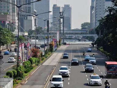 Kendaraan melewati jalan protokol di kawasan Bundaran HI menuju Jalan Sudirman, Jakarta, Senin (4/8/14). (Liputan6.com/Faizal Fanani)