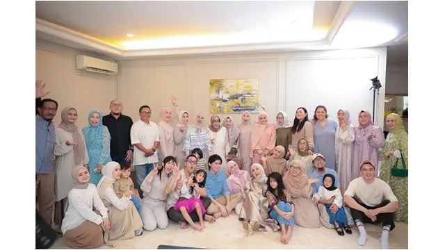 6 Potret Kejutan Ultah Ibu Sambung Olla Ramlan ke-71, Tetap Bugar dan Awet Muda