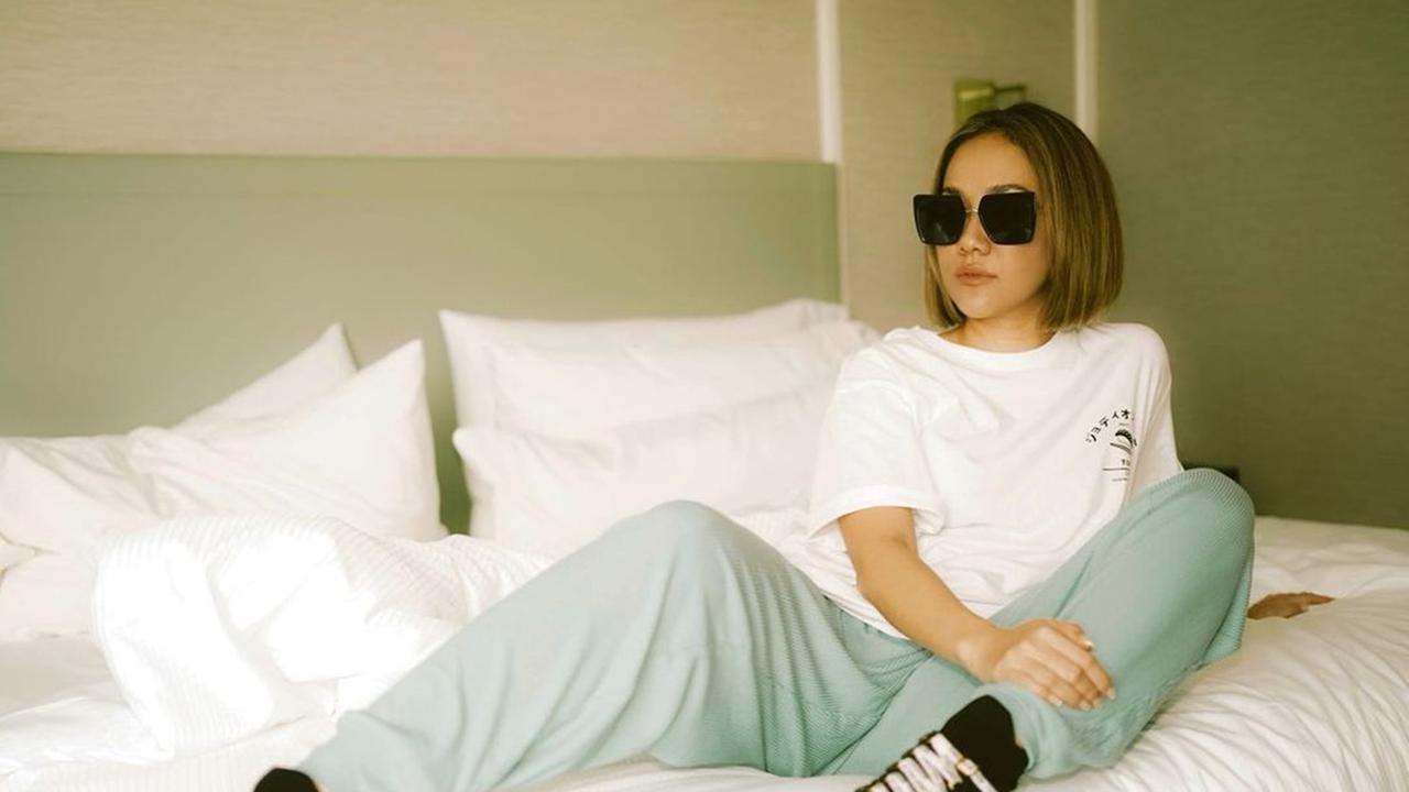 Gaya Bunga Citra Lestari Pakai Kacamata Gaul Kekinian, Kece Banget