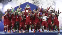 Para pemain Liverpool merayakan gelar juara Liga Champions 2019 usai mengalahkan Tottenham Hotspur di Stadion Wanda Metropolitano, Madrid, Minggu (2/6). Liverpool menang 2-0 atas Tottenham Hotspur. (AP/Francisco Seco)