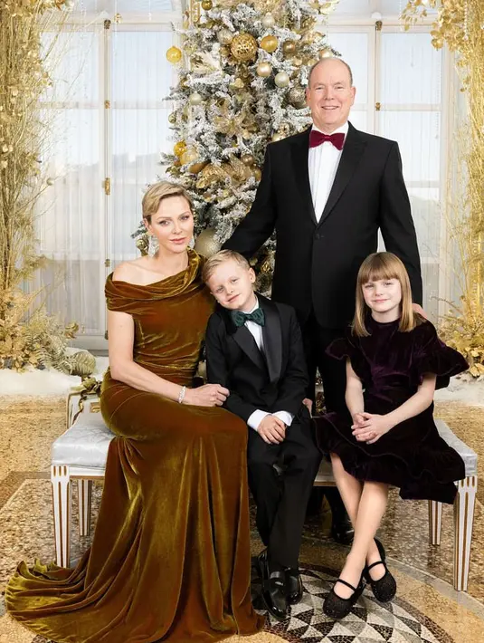 Putri Charlene dari Monaco tampil dengan dress velvet one shoulder warna keemasan. Membuat tampilan Natal semakin mewah. [@palaisprincierdemonaco]